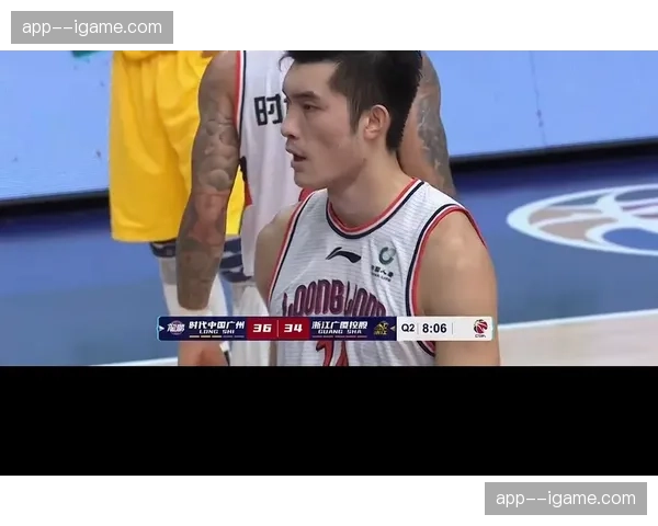 激烈对抗，上半场双方合计犯规已达19次，上海申花vs北京国安比赛火药味十足