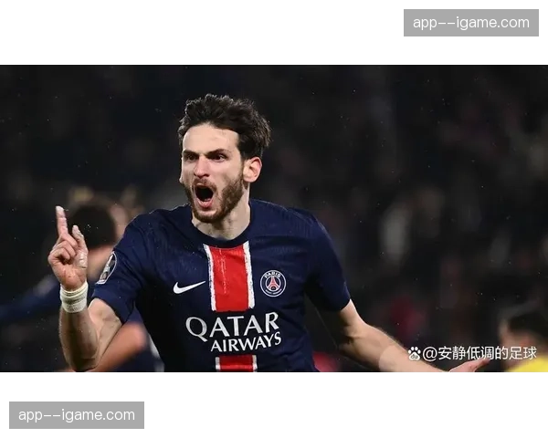 镜头：克瓦拉茨赫利亚内切射门中柱，亚特兰大随即通过三脚传递完成反击破门